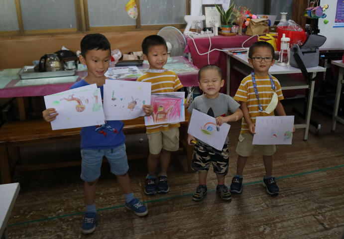孩童們與作品合照