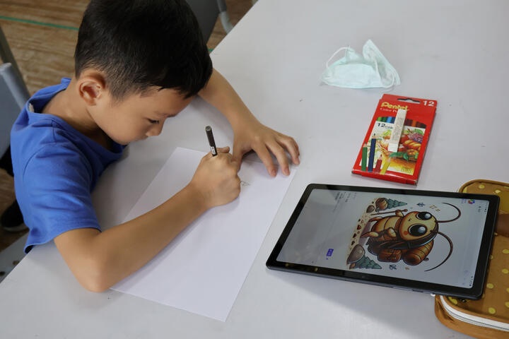 孩童使用生成圖像進行繪畫創作